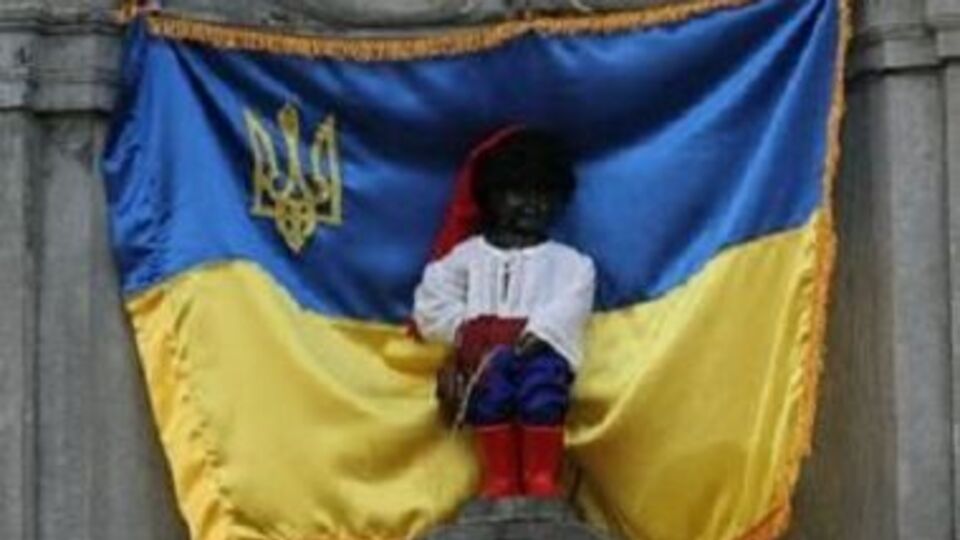 "Писающего мальчика" в Брюсселе нарядили в украинского казака