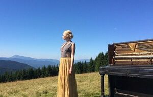 Певица Alloise записала клип в качестве поздравления украинцев с Днем Независимости