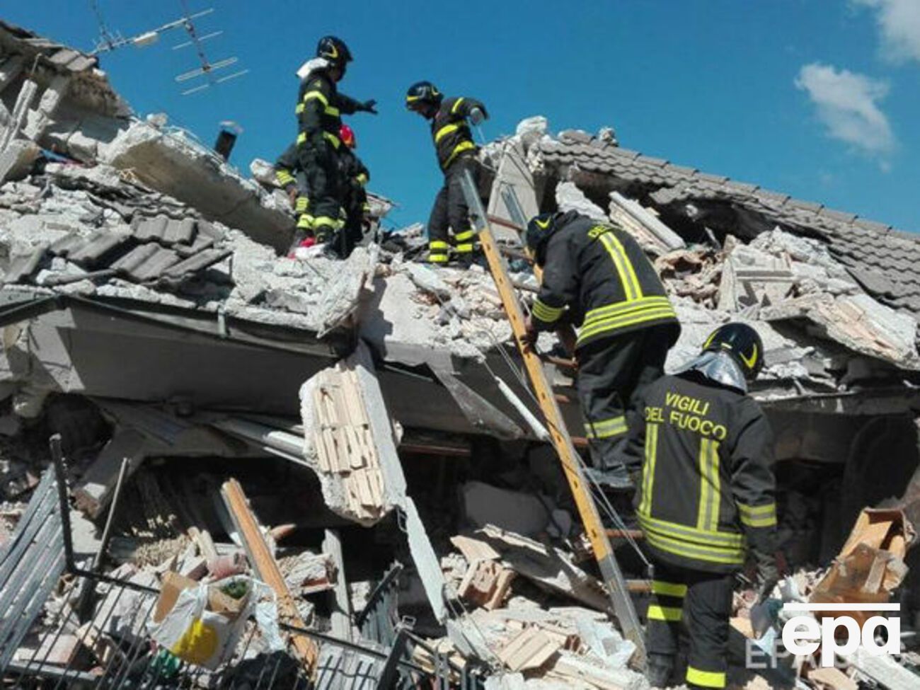 Спасатели на развалинах дома в Аматриче