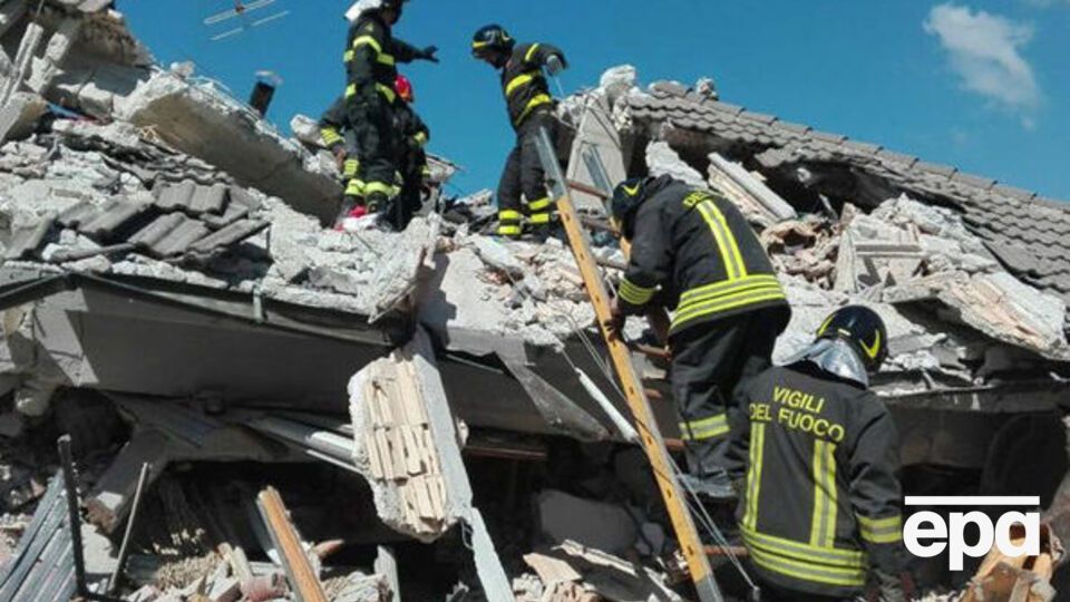 Спасатели на развалинах дома в Аматриче