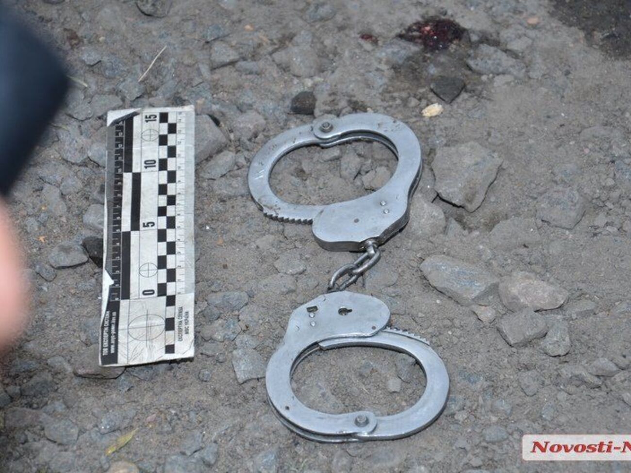 По информации журналистов, полицейские надели мужчине наручники, а затем стали избивать его