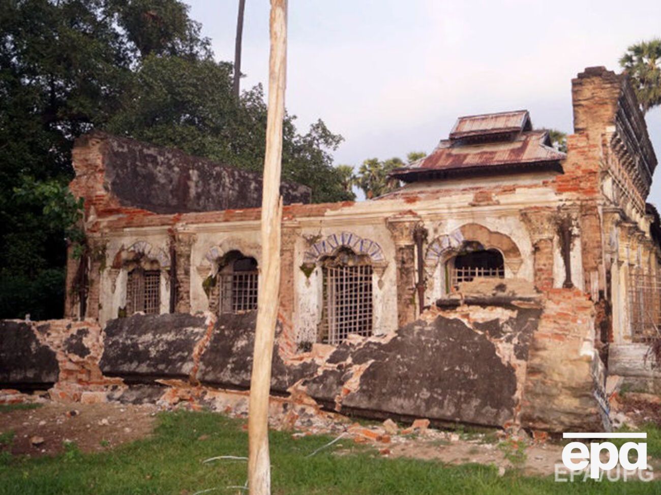 Разрушенный землетрясением буддийский храм в Мьянме