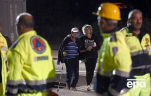 Спасатели продолжают работу, несмотря на темноту