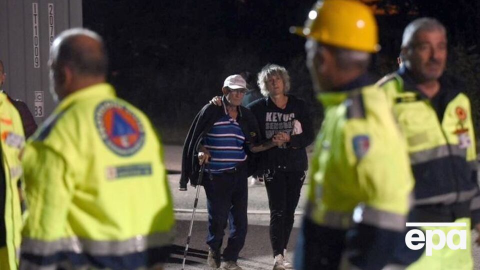 Спасатели продолжают работу, несмотря на темноту