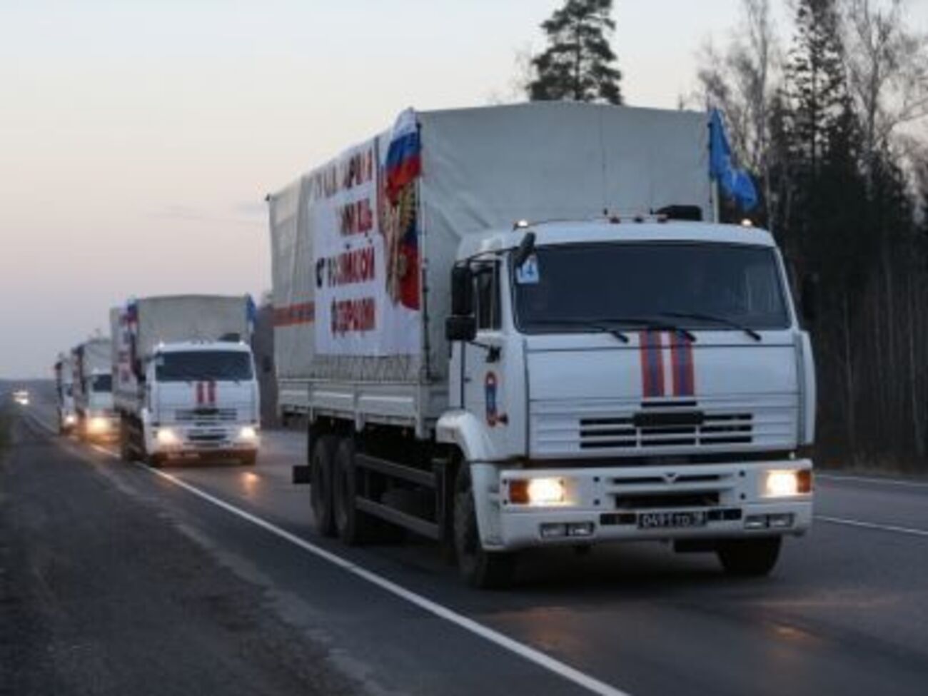 Два автомобиля везут в качестве гуманитарной помощи мебель для кинотеатров