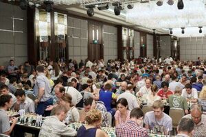В Харькове 500 человек (250 пар) одновременно играют в шахматы
