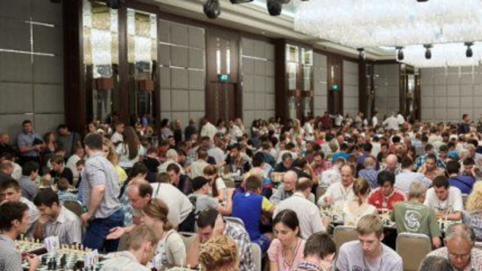 В Харькове 500 человек (250 пар) одновременно играют в шахматы