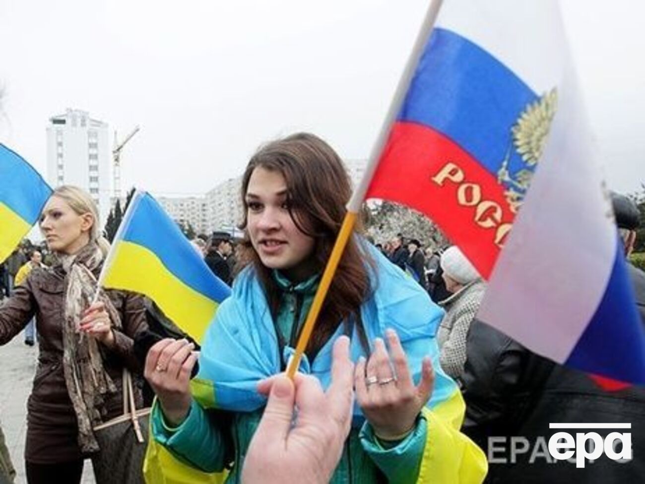 По мнению 29% опрошенных, Россия должна "добиваться прихода к власти в Украине политических сил, поддерживающих Россию"