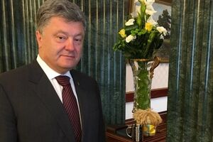 Бирюков: Для Порошенко это не просто коллекция странных сувениров. Это напоминания, которые он видит каждый день