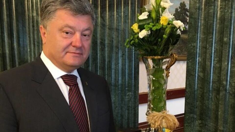 Бирюков: Для Порошенко это не просто коллекция странных сувениров. Это напоминания, которые он видит каждый день