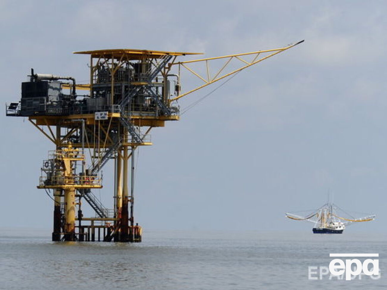 Цена на нефть медленно растет