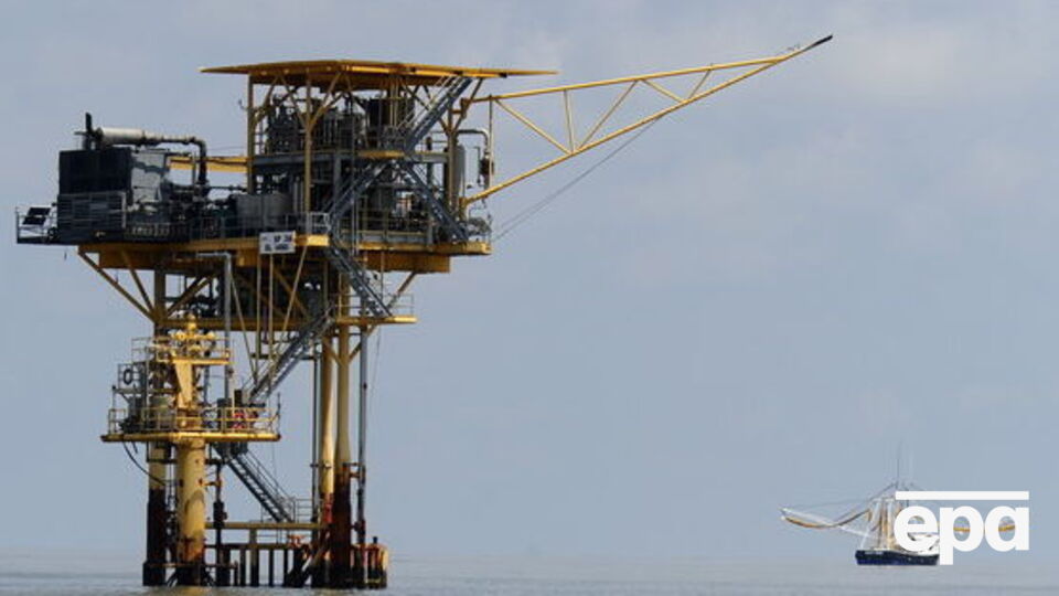 Цена на нефть медленно растет