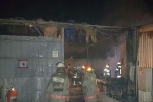 Пожар уничтожил около 300 кв. м рынка