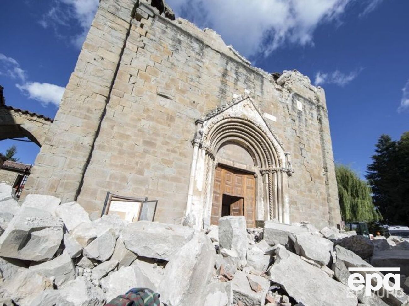 Землетрясение повредило или разрушило многие исторические здания