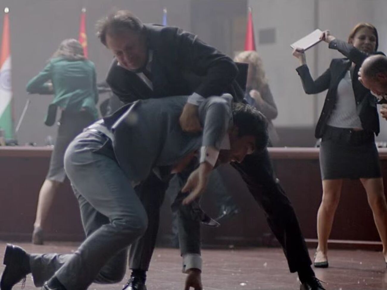 В клипе показали общение политиков, переходящее в драку