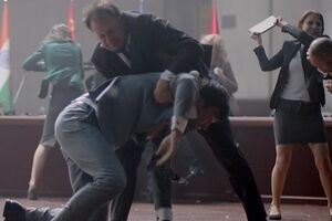 В клипе показали общение политиков, переходящее в драку