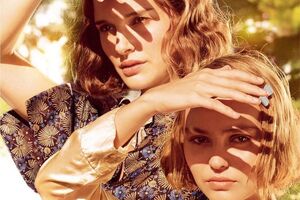 Портман и Депп исполнили роли сестер, обладающих, по слухам, сверхъествественными способностями