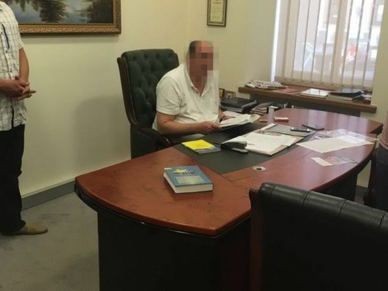 СБУ: И.о. ректора НАУ задержан во время получения части взятки