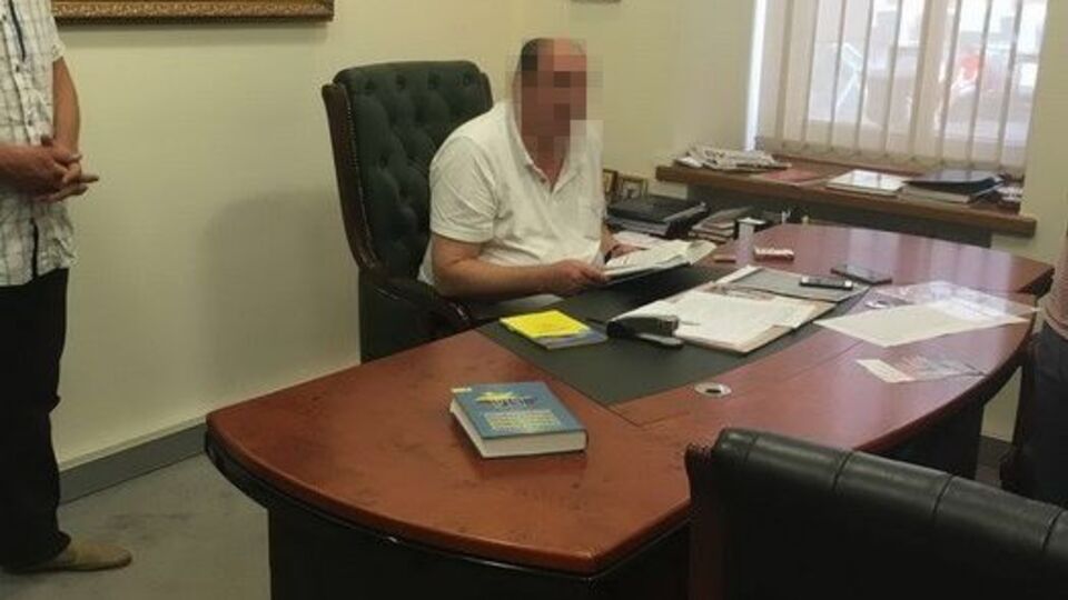 СБУ: И.о. ректора НАУ задержан во время получения части взятки