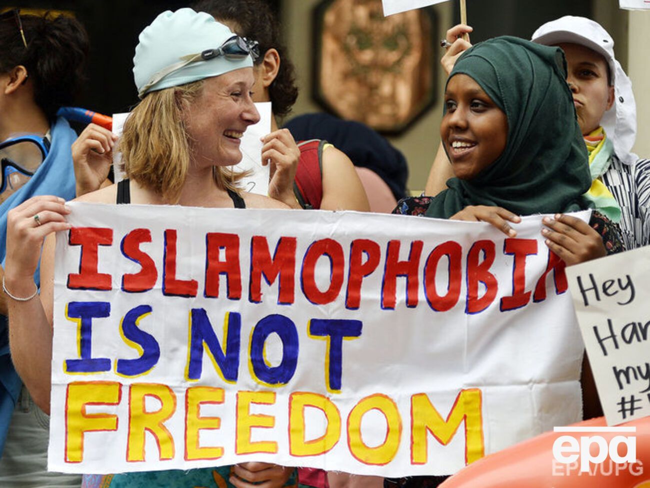 Французский суд поддержал позицию правозащитников, отменив запрет на буркини