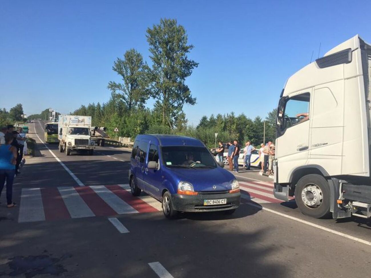 Жители соседних с грибовичской свалкой сел разблокировали Жовковскую трассу