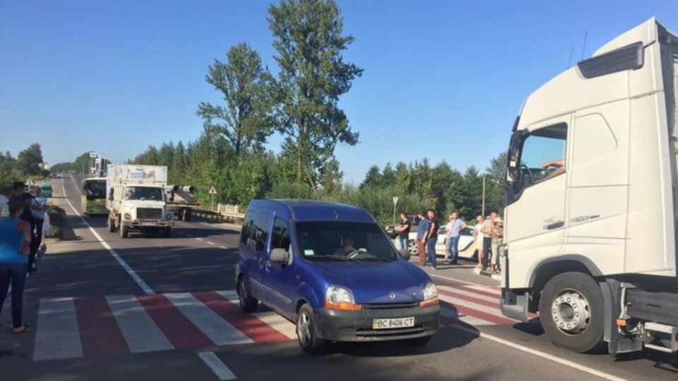 Жители соседних с грибовичской свалкой сел разблокировали Жовковскую трассу