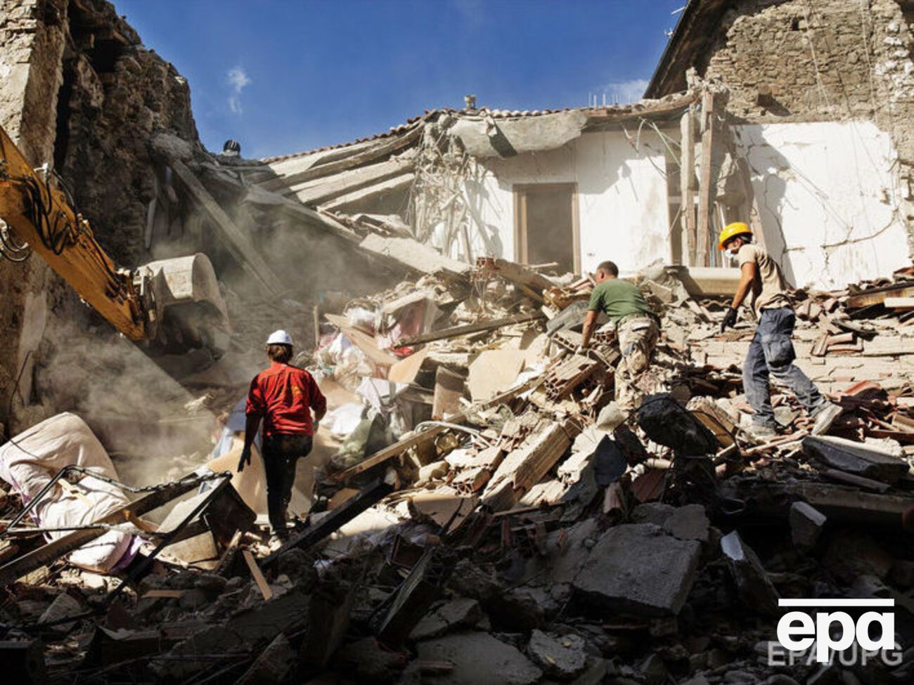 Число жертв землетрясения в Италии растет