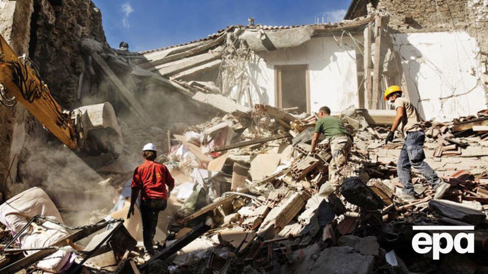 Число жертв землетрясения в Италии растет