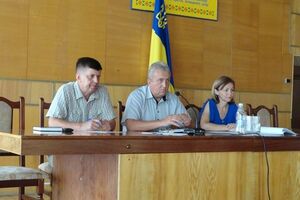 По данным СМИ, в получении взятки подозревается Демихин (в центре)