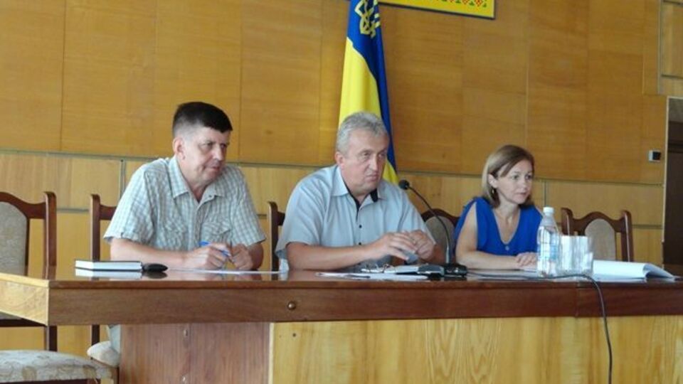 По данным СМИ, в получении взятки подозревается Демихин (в центре)