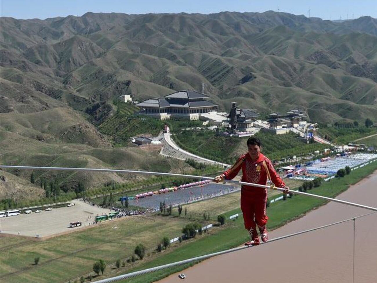 Канатоходец Адиль Хошур&nbsp;на высоте 1800 метров пересек ущелье над руслом реки Хуанхэ в Китае