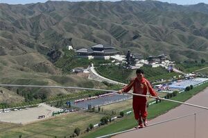 Канатоходец Адиль Хошур на высоте 1800 метров пересек ущелье над руслом реки Хуанхэ в Китае