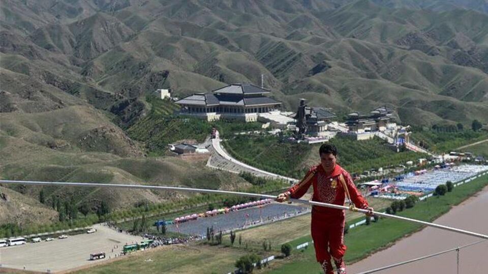 Канатоходец Адиль Хошур на высоте 1800 метров пересек ущелье над руслом реки Хуанхэ в Китае