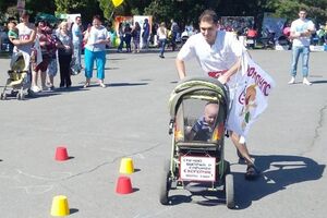 В "Забеге с колясками" приняли участие 11 семей