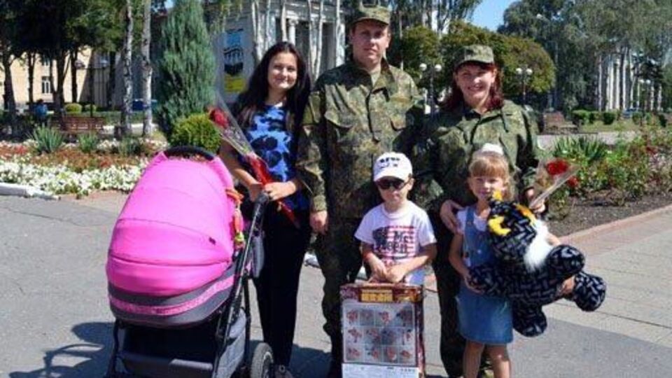 В Покровске двум сотрудникам полиции вручили ключи от служебных квартир