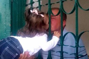Айше Умерова: Малыши обнимают дедушку через решетку, целуют ему руки... На это слишком больно смотреть