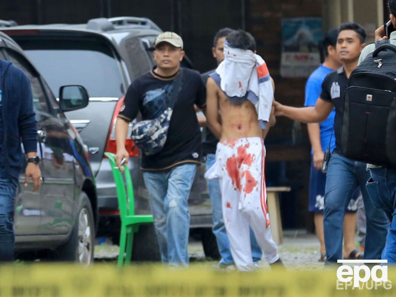 Полицейские выводят подозреваемого в терроризме из церкви