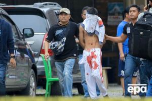 Полицейские выводят подозреваемого в терроризме из церкви