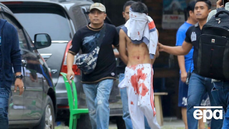 Полицейские выводят подозреваемого в терроризме из церкви