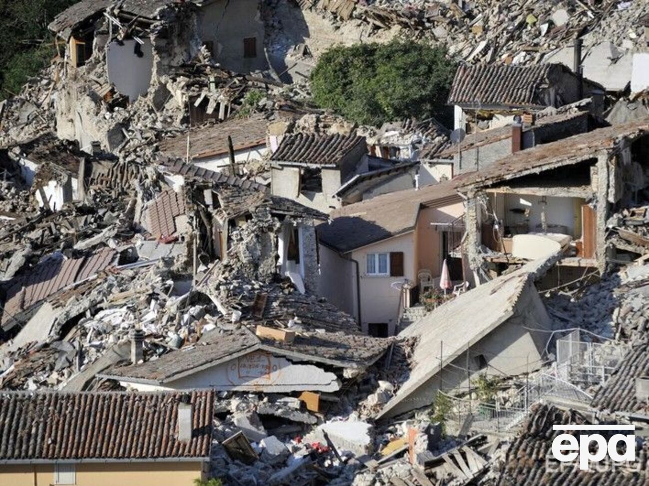 Количество жертв землетрясения растет