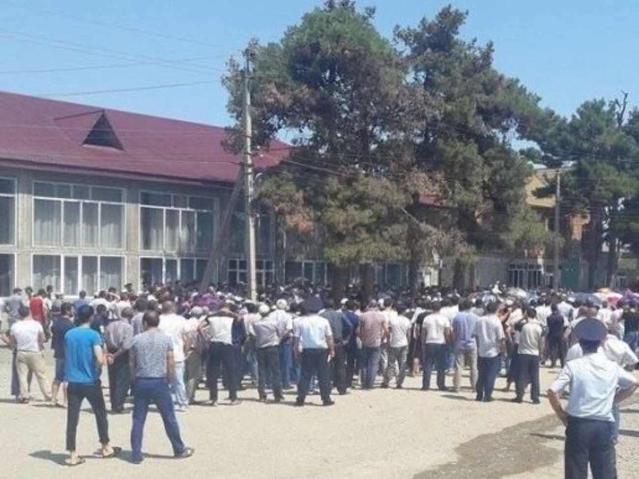 В селе Лощиновка, где нашли убитой восьмилетнюю девочку, ситуация остается напряженной