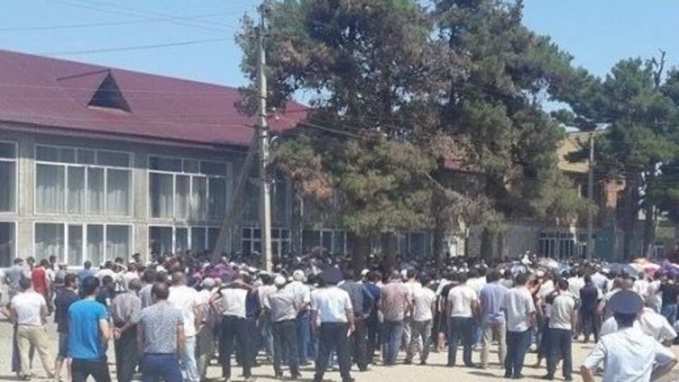 В селе Лощиновка, где нашли убитой восьмилетнюю девочку, ситуация остается напряженной