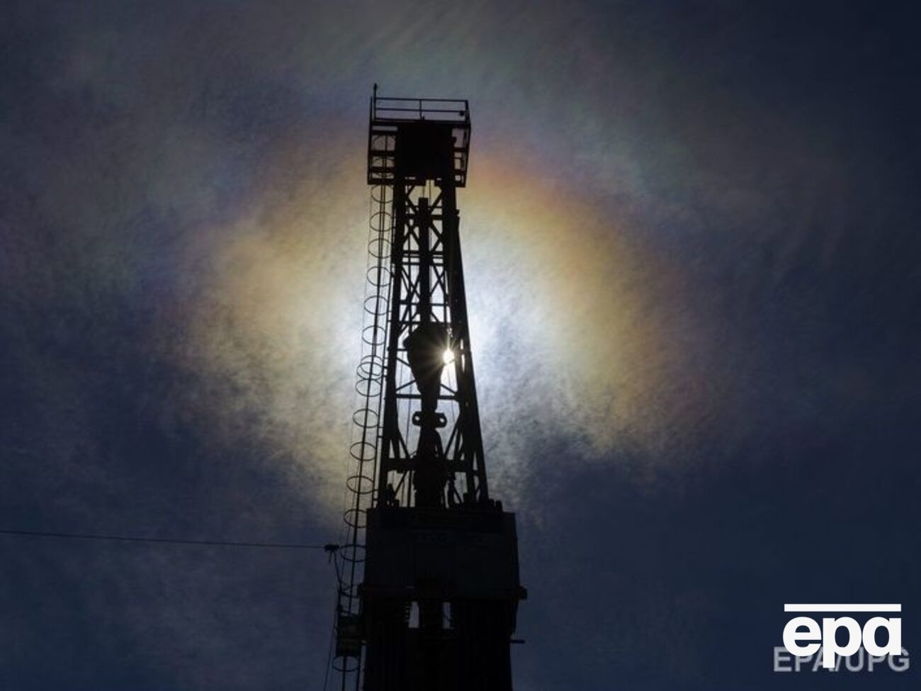 Нефть держится ниже $50 за баррель