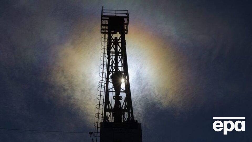 Нефть держится ниже $50 за баррель