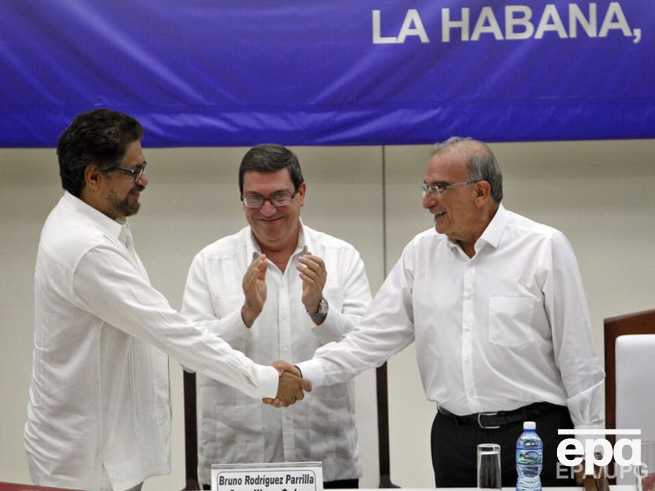 Один из лидеров FARC Лусиано Марин (слева) и глава МИД Колумбии Бруно Родригес