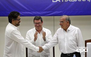 Один из лидеров FARC Лусиано Марин (слева) и глава МИД Колумбии Бруно Родригес