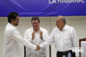 Один из лидеров FARC Лусиано Марин (слева) и глава МИД Колумбии Бруно Родригес