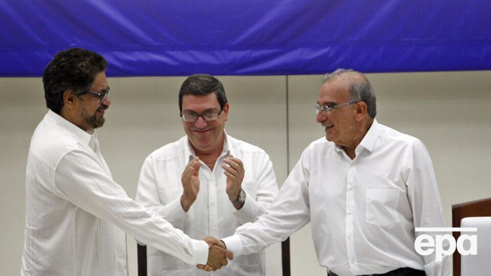 Один из лидеров FARC Лусиано Марин (слева) и глава МИД Колумбии Бруно Родригес