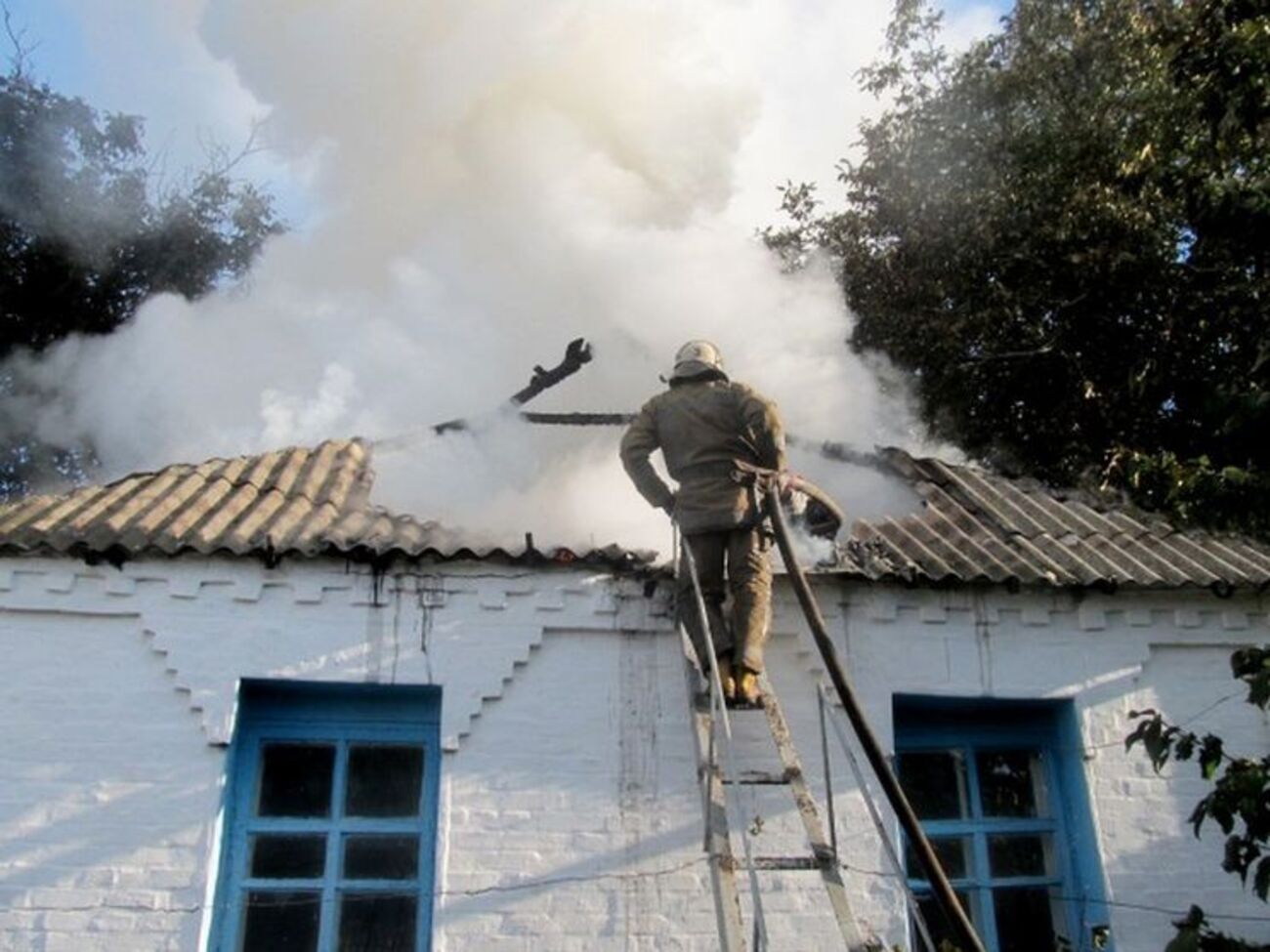 Пожарные тушили огонь около двух часов