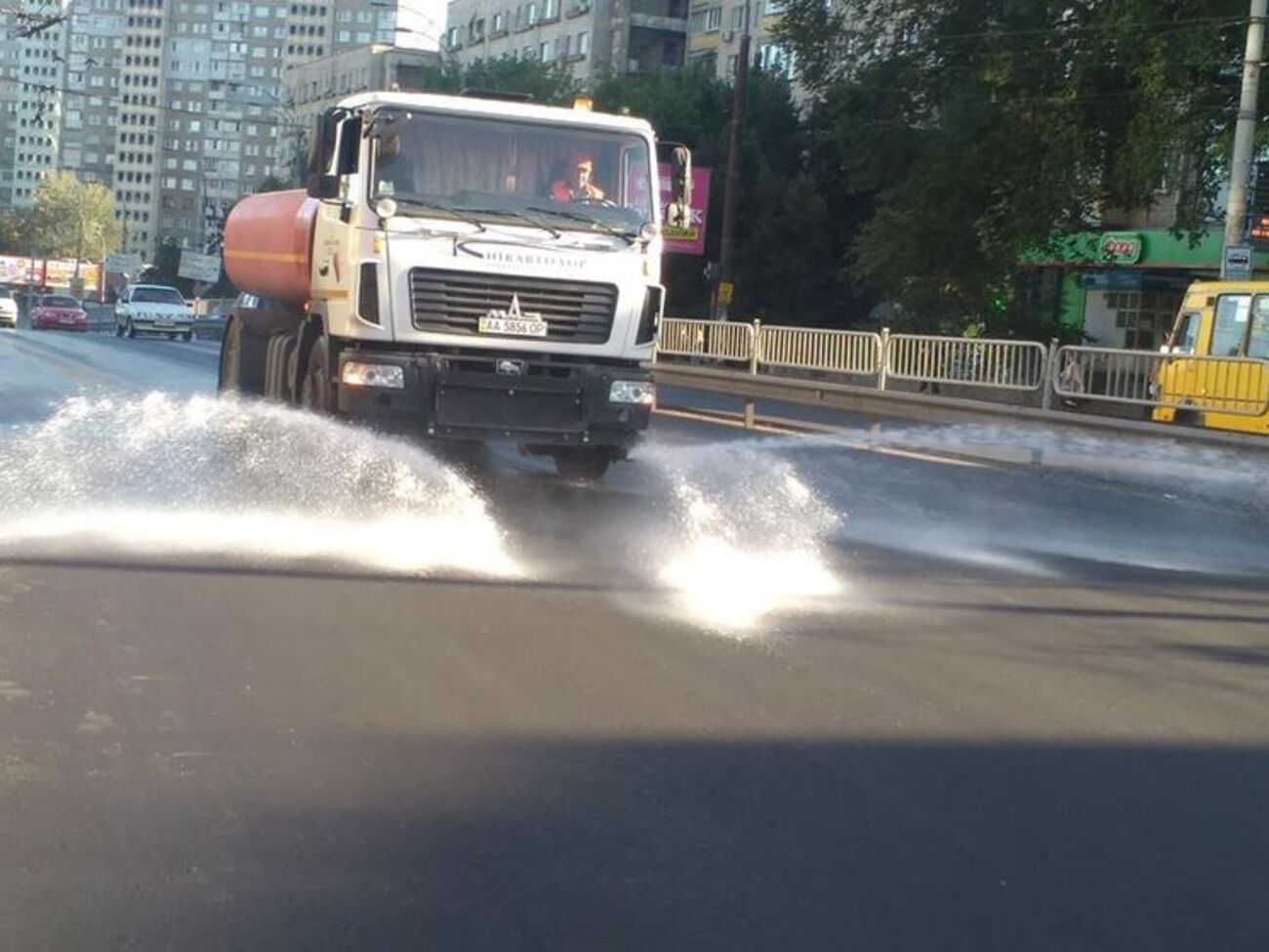 "Киевавтодор": На выходных дорожники активно поливали улицы столицы